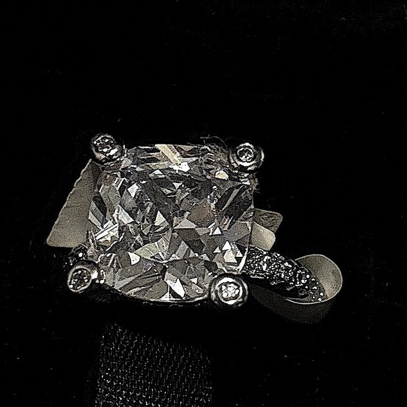 Vintage NWT’s Cubic Zirconia Statement Ring Size 7 approx 1.5 carats - Picture 4 of 9